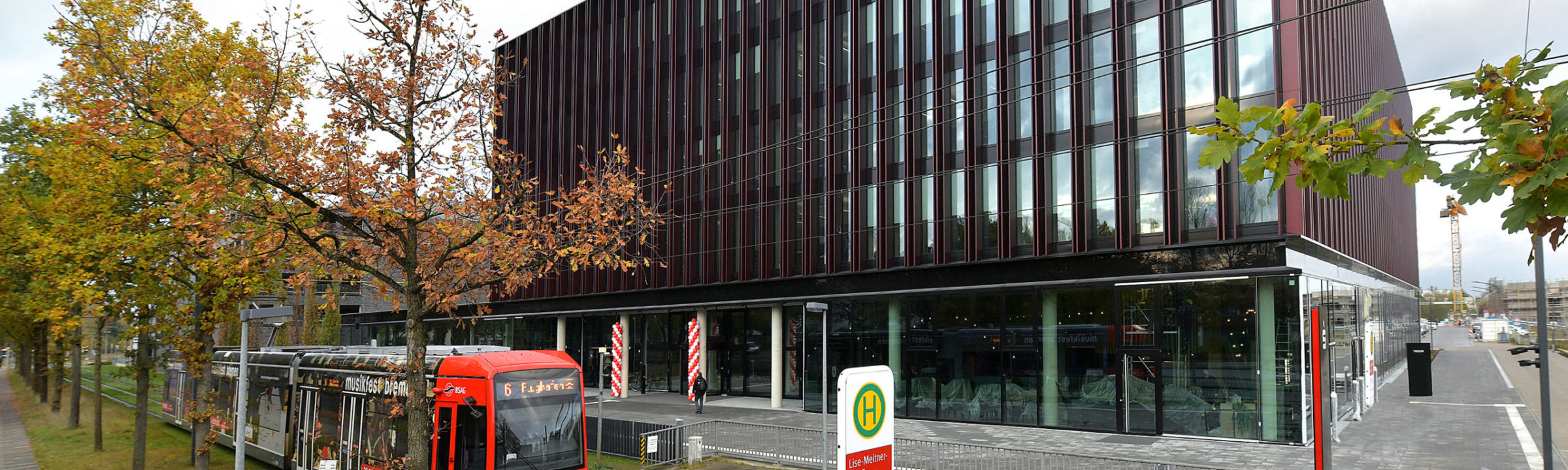 Straßenbahn vor Hauptsitz der Sparkasse Bremen