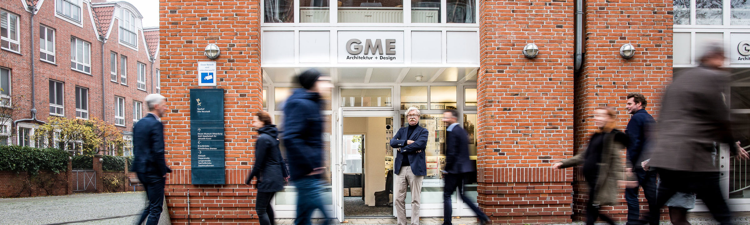 Frontansicht des Unternehmens GME mit Personen