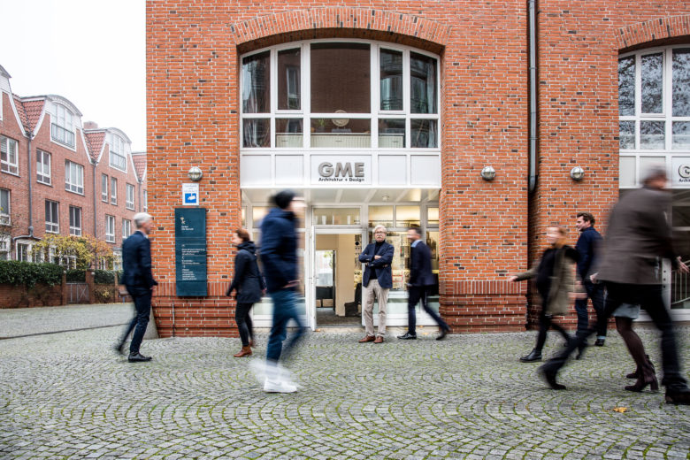 Frontansicht des Unternehmens GME mit Personen