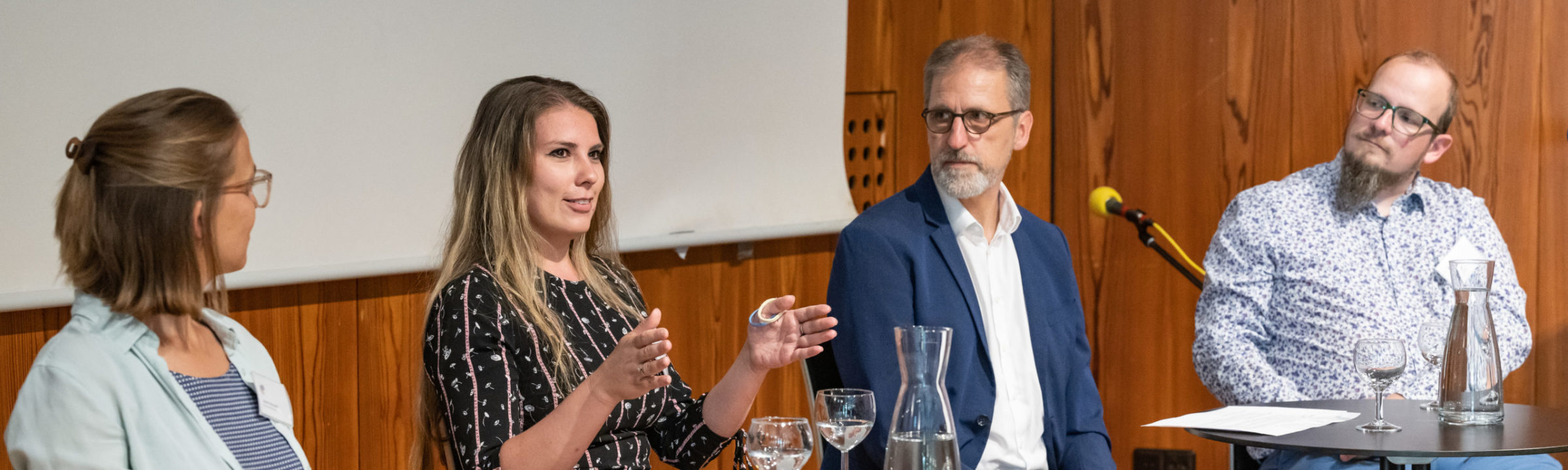 Unternehmer*innen diskutieren auf einem Podium über Green Nudging.